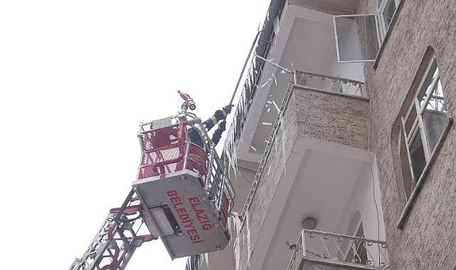 Elazığ İtfaiyesi’nden Tehlikeli Buz Sarkıtlarına Karşı Yoğun Mesai