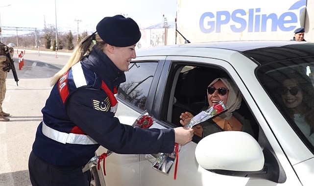 ELAZIĞ JANDARMASINDAN 8 MART’TA KADINLARA KARANFİL