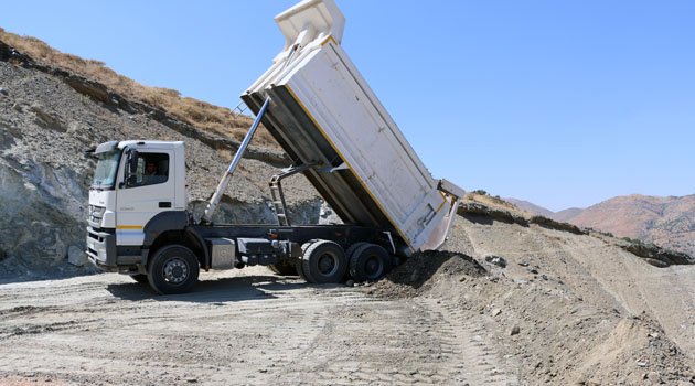 ALACAKAYA’DA MEZARLIK YOLLARI YENİLENİYOR