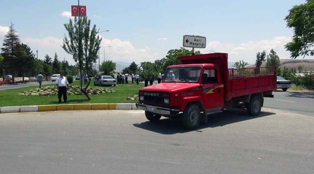 ASRİ MEZARLIK KAVŞAĞI TEHLİKE SAÇIYOR