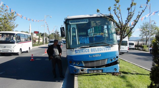 BELEDİYE OTOBÜSÜ AĞACA ÇARPARAK DURABİLDİ