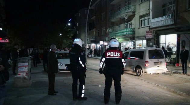 BIÇAKLA KENDİNİ YARALADI, TÜFEKLE ETRAFINA RASTGELE ATEŞ AÇTI