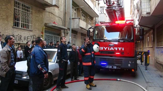 ÇATI KATINDAKİ YANGIN KORKUTTU