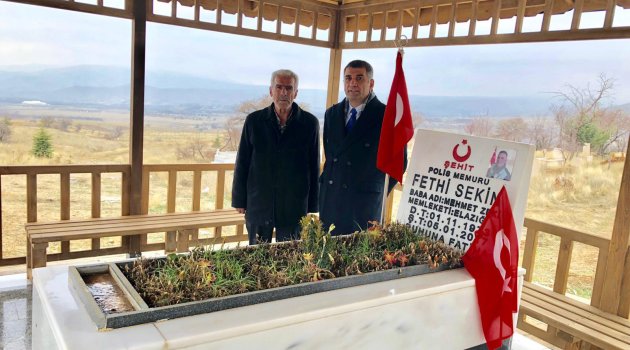 Cumhuriyet Halk Partisi Elazığ Milletvekili Gürsel Erol, Şehit Polis Memuru Fethi Sekin’i kabri başında ziyaret etti.