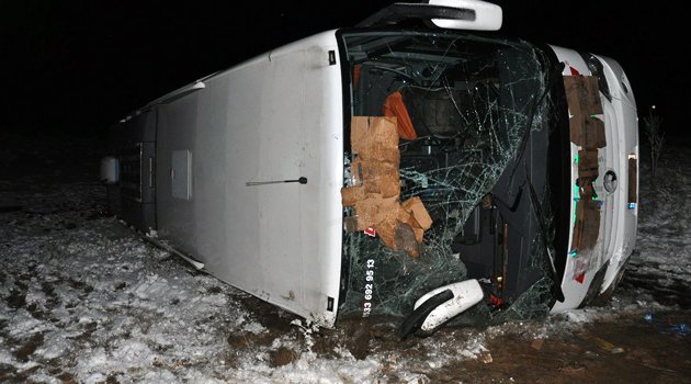 ELAZIĞ’DA YOLCU OTOBÜSÜ KAZA YAPTI: 16 YARALI