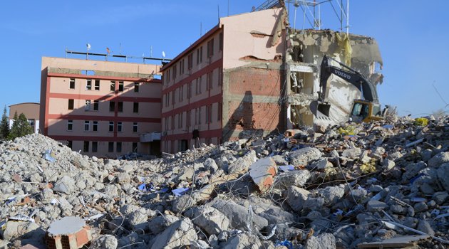 ELAZIĞ EMNİYET MÜDÜRLÜĞÜ BİNASINDA YIKIM BAŞLADI