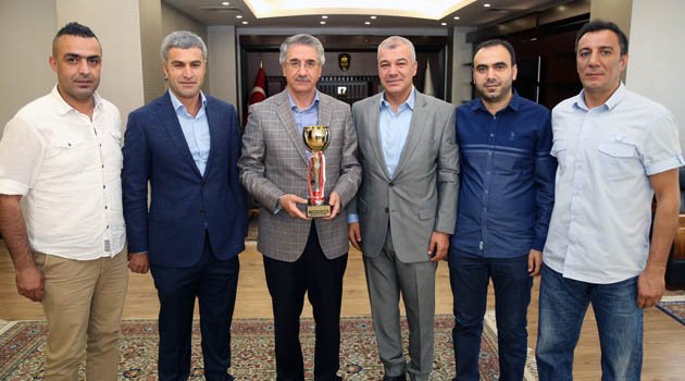 ELAZİZ BELEDİYESPOR'DAN BAŞKAN YANILMAZ’A KUPA