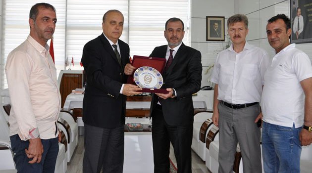 EMNİYET MÜDÜRÜ İŞLEKTEN BAŞKAN ALAN’A PLAKET
