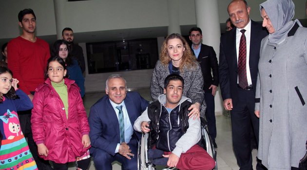 ENGELLİLER GÜNÜ “BEŞİ BİR YERDE” TİYATRO OYUNU SAHNELENDİ