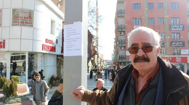 EVLENECEĞİ KADINI BULMAK İÇİN CADDELERE İLAN YAPIŞTIRIYOR
