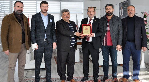 GALERİCİLER SİTESİ YÖNETİMİNDEN BAŞKAN ALAN’A PLAKET