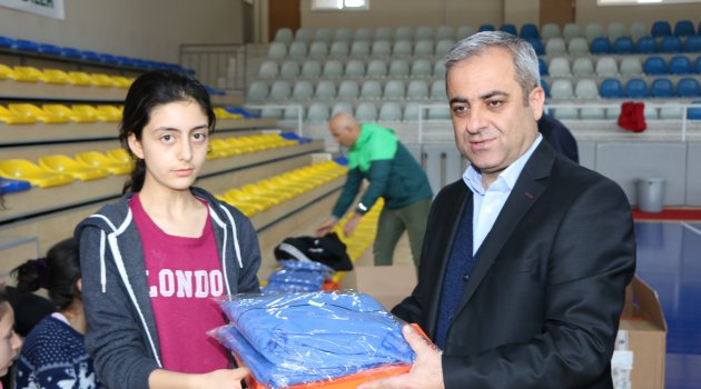 GELECEĞİN SPORCULARINA SPOR MALZEMELERİ DAĞITILDI