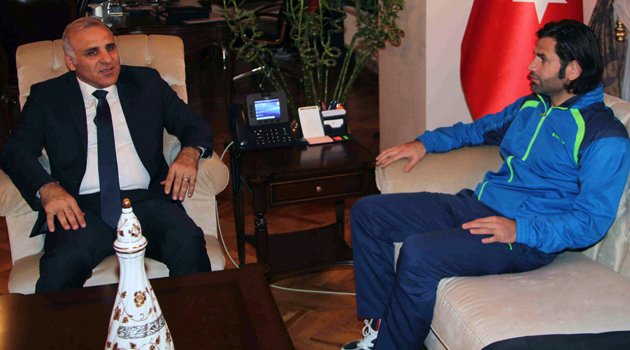 İBRAHİM ÜZÜLMEZ’DEN VALİ ZORLUOĞLU’NA ZİYARET