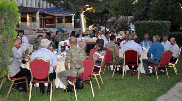 İL JANDARMA KOMUTANI'NDAN KORUCULARA İFTAR