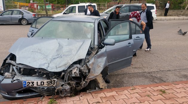 İTFAİYE KAVŞAĞINDA KAZA: 3 YARALI