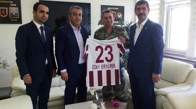 KULÜP BAŞKANI KARATAŞ, İL JANDARMA KOMUTANI ÖZAY ERYÜREK’İ ZİYARET ETTİ