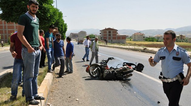 MİNİBÜSÜN ÇARPTIĞI MOTOSİKLET SÜRÜCÜSÜ AĞIR YARALANDI
