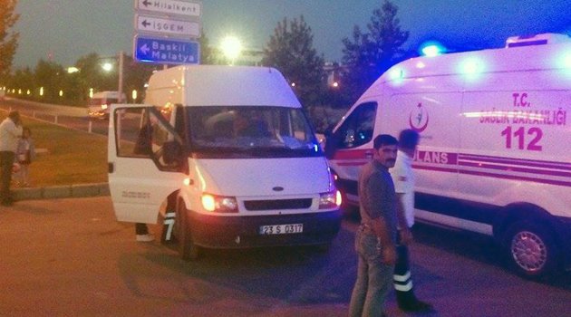 ÖĞRENCİ SERVİSİ İLE ÖZEL OTOMOBİL ÇARPIŞTI 3 YARALI