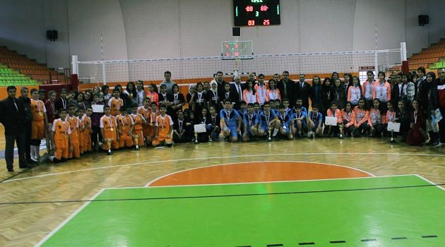 OKUL SPORLARI VOLEYBOLDA YILDIZBAĞLARI RÜZGÂRI ESTİ
