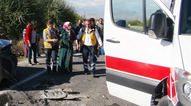 PERTEK YOLUNDA KAZA 4 YARALI