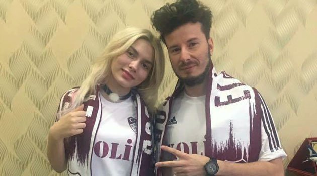 SANATÇILAR BORDO BEYAZ FORMA GİYDİ