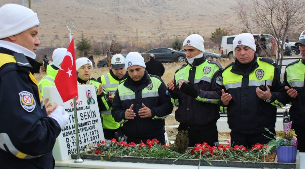 ŞEHİT POLİS FETHİ SEKİN KABRİ BAŞINDA ANILDI