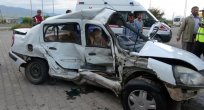 YOLCU MİNİBÜSÜ İLE ÖZEL OTOMOBİL ÇARPIŞTI 5 YARALI