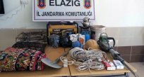 JANDARMA MAĞARADA KAZI YAPAN DEFİNECİLERİ SUÇÜSTÜ YAKALADI