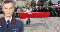 YOL KENARINDA ÖLÜ BULUNAN ASTSUBAY ELAZIĞ’DA TOPRAĞA VERİLDİ