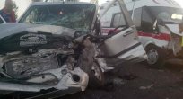 AMBULANS İLE OTOMOBİL ÇARPIŞTI SAĞLIK GÖREVLİSİ AĞIR YARALANDI