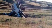 ARI YÜKLÜ KAMYONET DEVRİLDİ 3 YARALI
