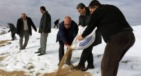 AVCILAR YABAN HAYVANLARI İÇİN DOĞAYA YEM BIRAKTILAR