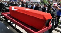 AZRA BABASININ FOTOĞRAFINI ÖPMEYE DOYAMADI