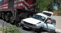 BASKİL’DE TRENİN ÇARPTIĞI OTOMOBİLDE BİR KİŞİ YARALANDI