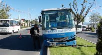 BELEDİYE OTOBÜSÜ AĞACA ÇARPARAK DURABİLDİ