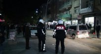 BIÇAKLA KENDİNİ YARALADI, TÜFEKLE ETRAFINA RASTGELE ATEŞ AÇTI