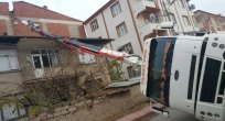 DEVRİLEN VİNÇ EVLERE ZARAR VERDİ