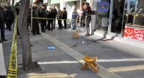 ELAZIĞ'DA CADDE ORTASINDA SİLAHLI SALDIRI: 3 YARALI