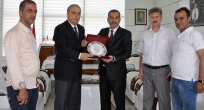 EMNİYET MÜDÜRÜ İŞLEKTEN BAŞKAN ALAN’A PLAKET