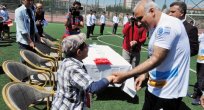 ENGELLİLER VALİ İLE FUTBOL OYNADI