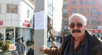 EVLENECEĞİ KADINI BULMAK İÇİN CADDELERE İLAN YAPIŞTIRIYOR