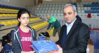 GELECEĞİN SPORCULARINA SPOR MALZEMELERİ DAĞITILDI