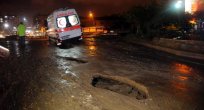 HASTA TAŞIYAN AMBULANS ÇÖKEN YOLDA MAHSUR KALDI