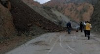 HASTA TAŞIYAN AMBULANS HEYELAN NEDENİYLE MAHSUR KALDI