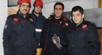 HAVALANDIRMA BOŞLUĞUNA DÜŞEN KUŞU İTFAİYE KURTARDI