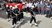 KALP KRİZİNDEN ÖLEN POLİS ELAZIĞ’DA TOPRAĞA VERİLDİ