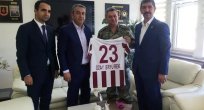 KULÜP BAŞKANI KARATAŞ, İL JANDARMA KOMUTANI ÖZAY ERYÜREK’İ ZİYARET ETTİ