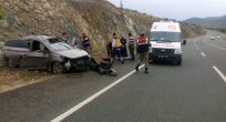 LASTİĞİ PATLAYAN OTOMOBİL DAĞA ÇARPTI ÜÇ YARALI