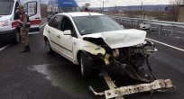 OTOMOBİL BARİYERLERE ÇARPTI
