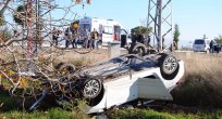 OTOMOBİL ELEKTRİK DİREĞİNE ÇARPARAK DEVRİLDİ